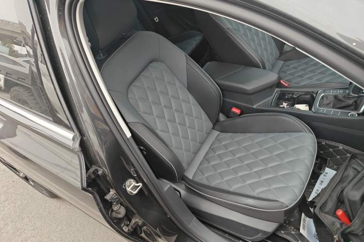 Used Volkswagen Sagitar 2024 300TSI DSG Excellence Edition Right Front Seat