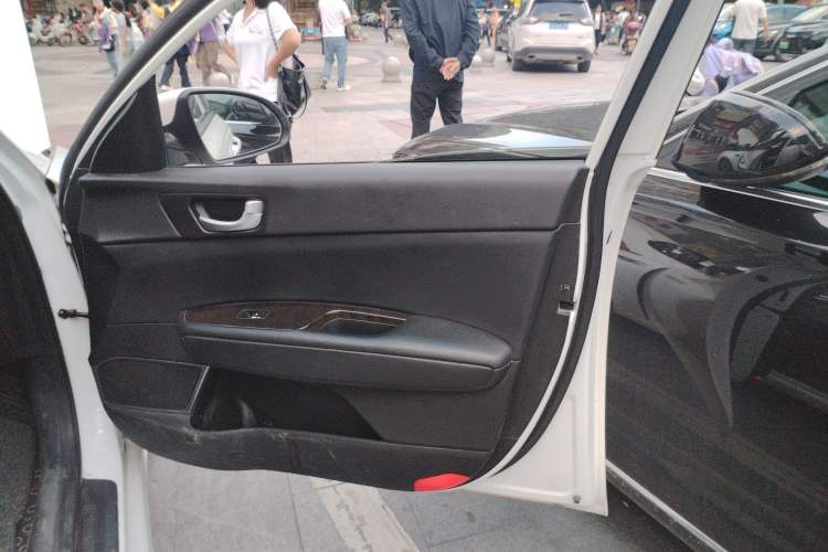 Used Kia K5 2017 2.0L Automatic 15th Anniversary Special Edition LUX
