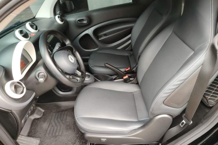 Used smart fortwo 2015 1.0L 52 kW hardtop Dynamic version
