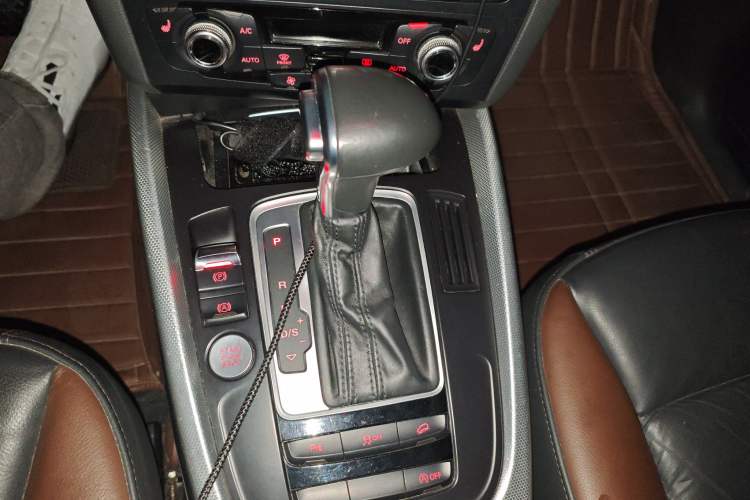 Used Audi Q5 2018 Collector's Edition 40 TFSI Technology Model
