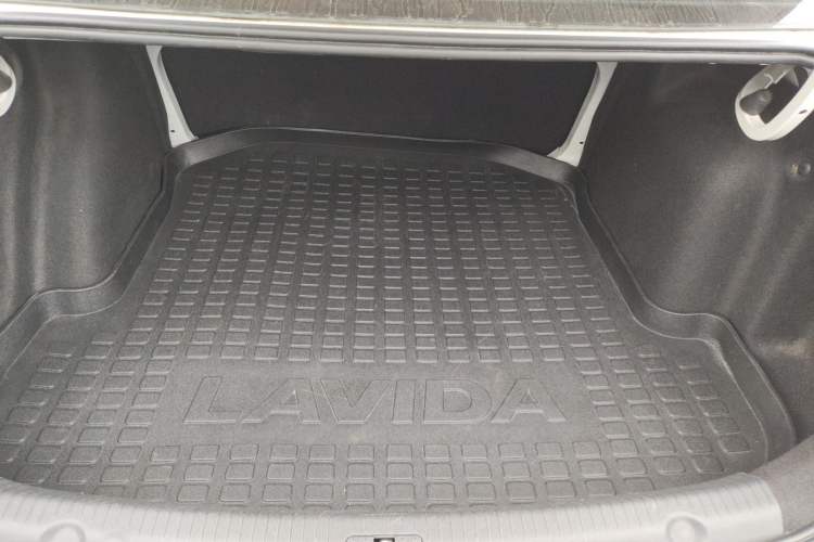 Used Volkswagen Lavida 2017 1.6L Manual Fashion Edition Trunk