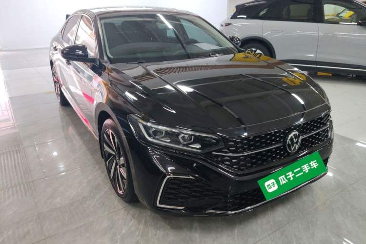 Used Volkswagen Passat 2022 330TSI Starry Luxury Edition Front Right 45 Deg