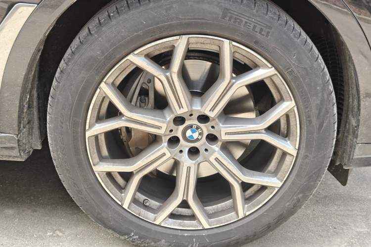 Used BMW X7 2022 xDrive40i Luxury Package with Leading Features Right Front Wheel Hub