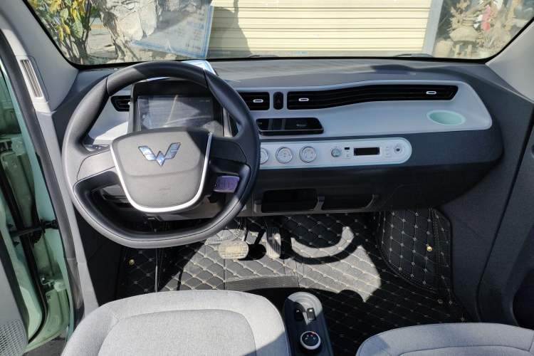 Used Wuling Hongguang MINIEV 2021 Macaron Fashion Model Lithium Iron Phosphate Center Console