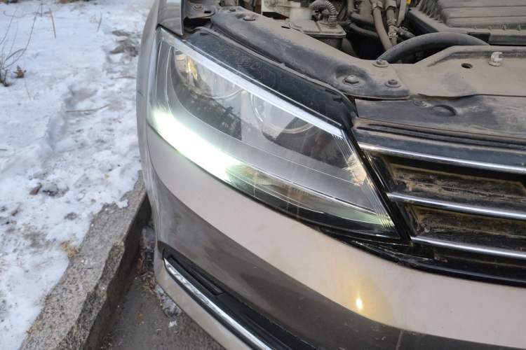 Used Volkswagen Sagitar 2017 230TSI Automatic Comfort Version Right Front Headlight