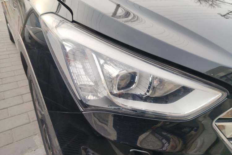 Used Hyundai Santa Fe Classic 2013 Revised Version 3.0L Four-Wheel Drive Flagship Edition Euro IV Right Front Headlight