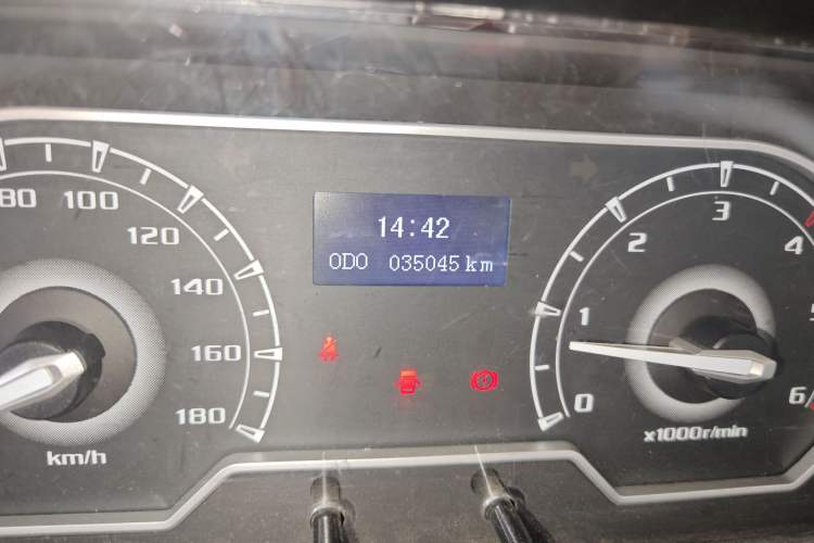 Used SAIC MAXUS Xintu V80 2019 2.5T Classic Edition 6-Speed Manual – Aoyuntong Short Wheelbase Mid-Height Design 5/6 Seats
