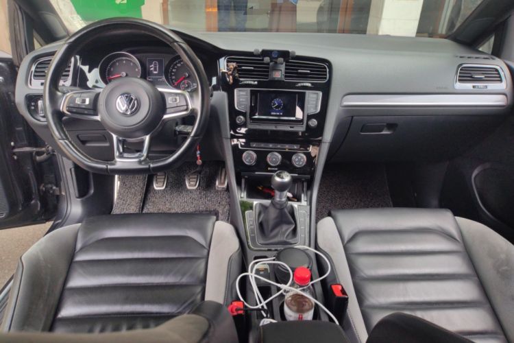 Used Volkswagen Golf 2016 1.4TSI Manual R-Line Center Console