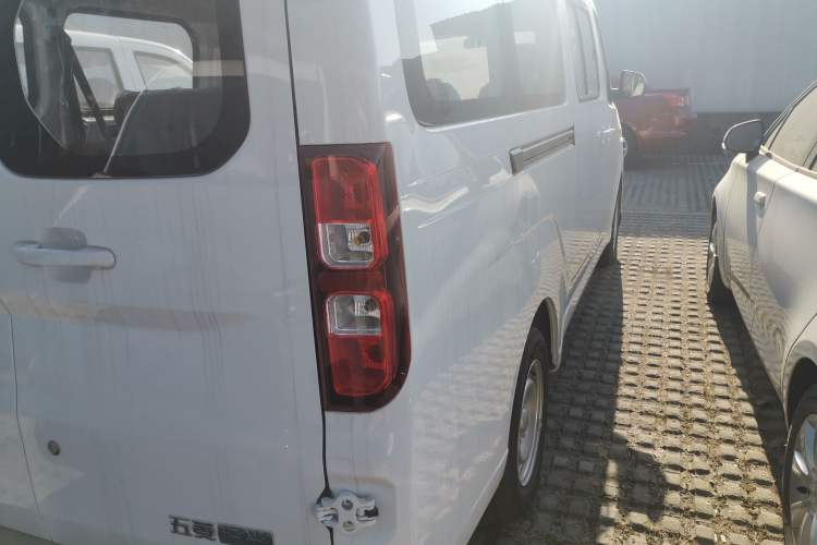Used Wuling Yangguang 2024 300KM Comfort Version Passenger Van 75kW
