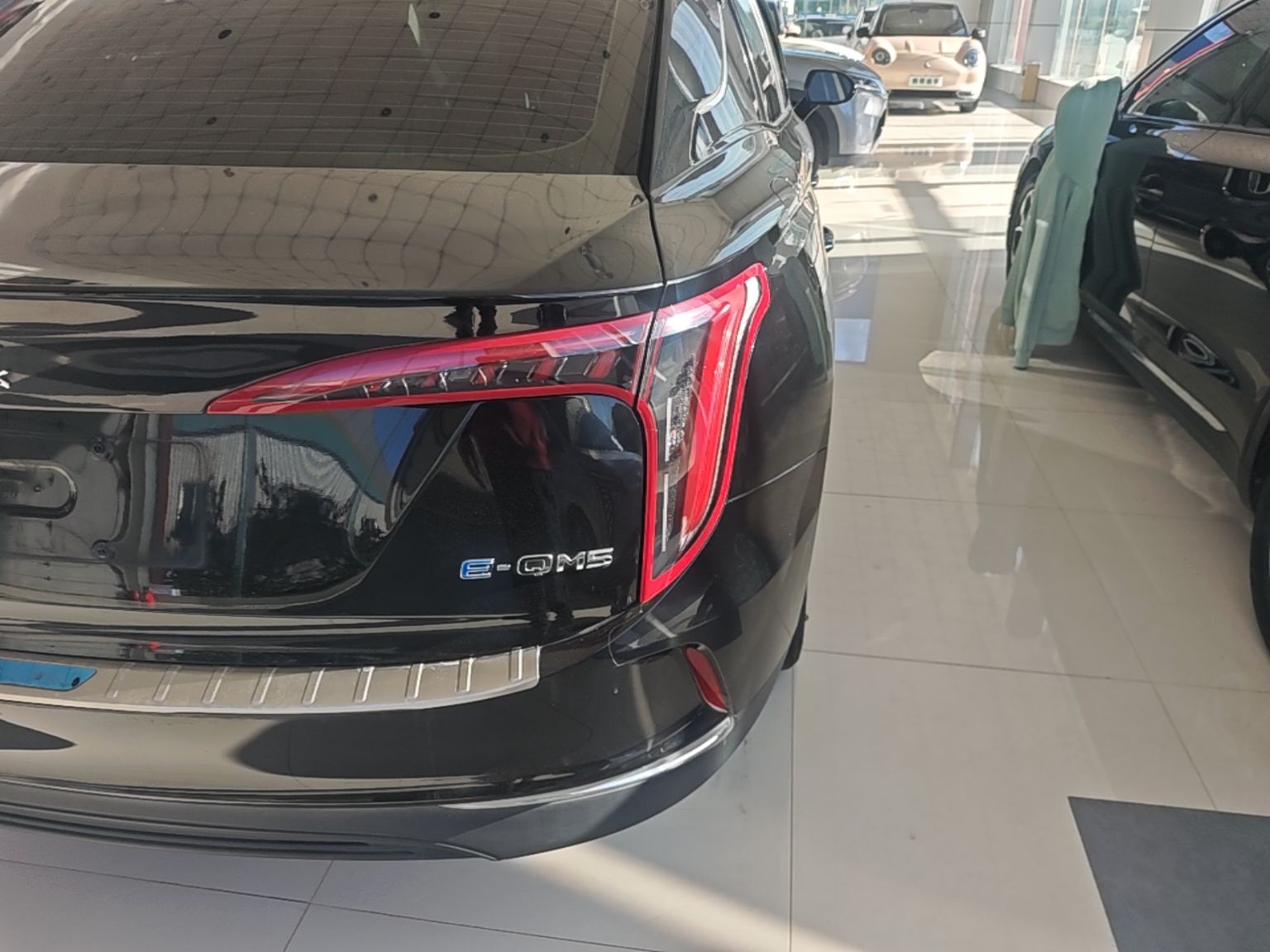 Hongqi E-QM5 2023 Base Travel Edition — снимка 9