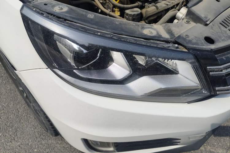 Used Volkswagen Tiguan 2015 1.8TSI Automatic All-Wheel-Drive Luxury Model Right Front Headlight