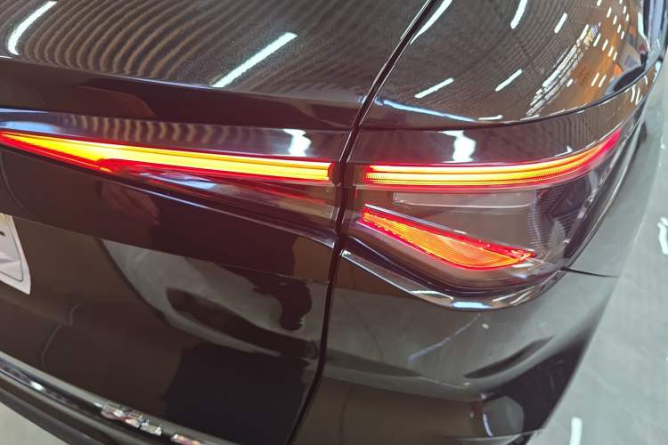 Used CHANGAN OSHAN X5 PLUS 2023 1.5T DCT Enjoyment Version Right Rear Taillight