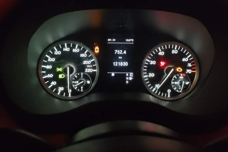 Used Mercedes-Benz Vito 2016 2.0T Business Edition Odometer Close Up