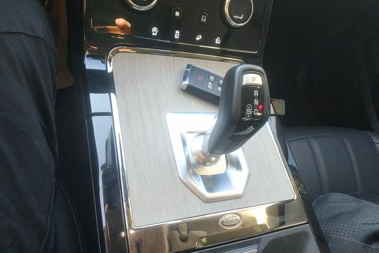 Used Land Rover Range Rover Evoque 2021 Range Rover Velar 249 PS R-Dynamic S Performance Edition