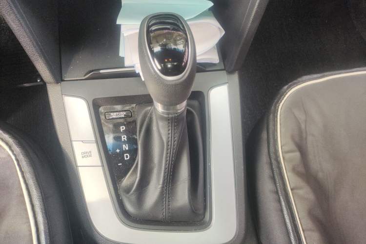 Used Hyundai Elantra (6th Generation / Lingdong) 2016 1.6L Automatic ZhiXuan – Elite Version Gear Lever