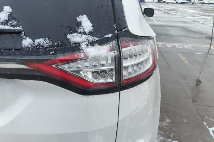 Used Ford Edge 2015 2.0T GTDi Two-Wheel-Drive High-Line Version
