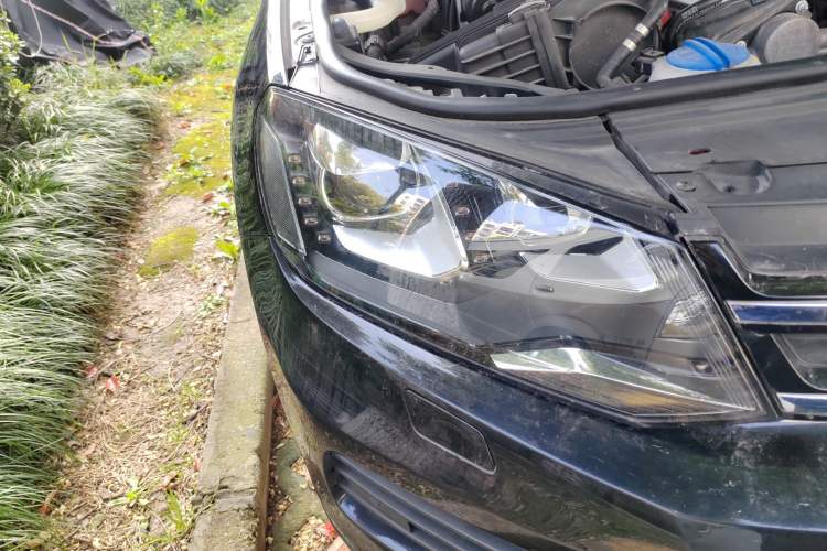 Used Volkswagen Touareg 2011 3.0 TSI High-End Version Right Front Headlight