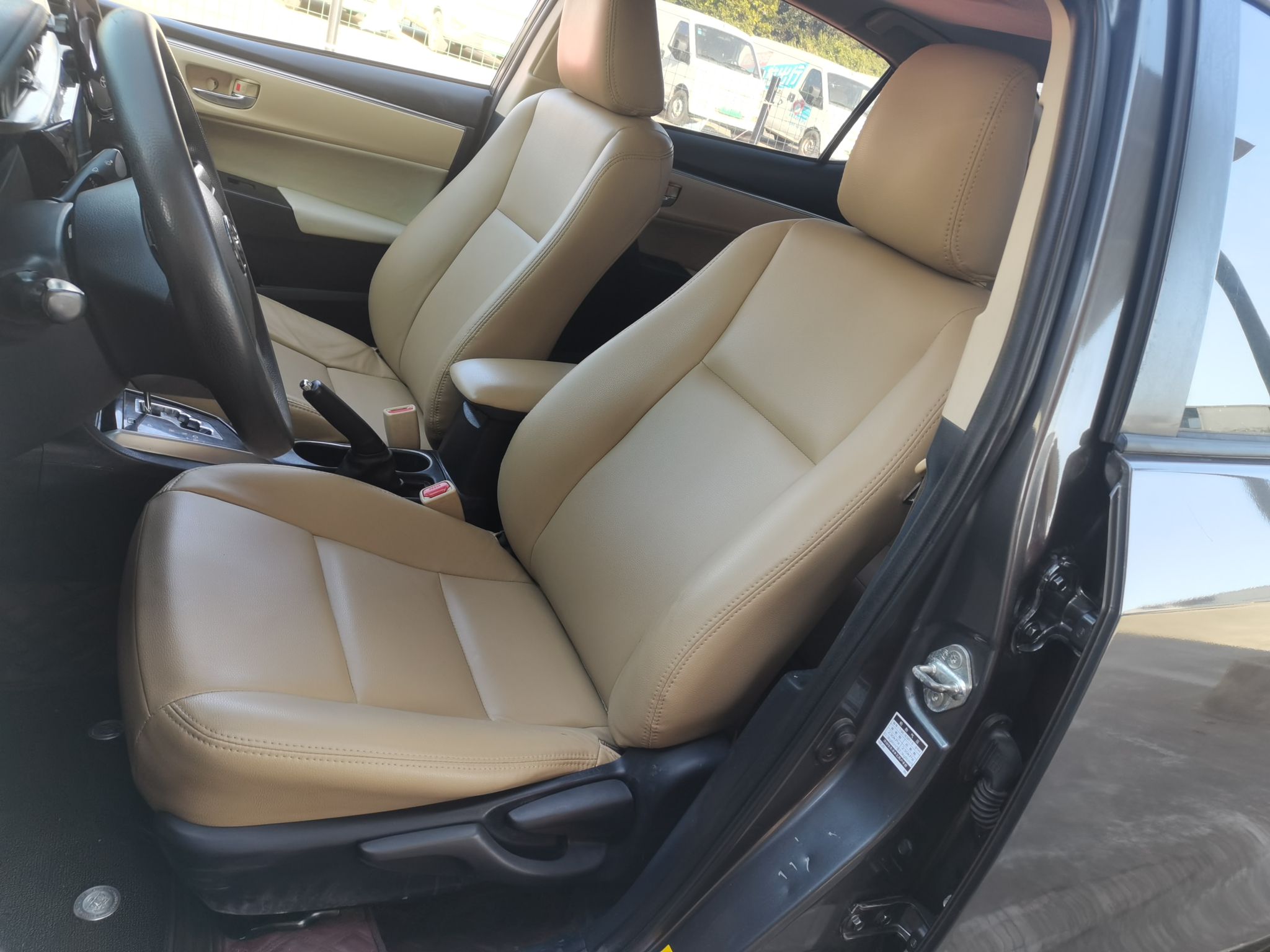 المقاعد الأمامية داخل السيارة