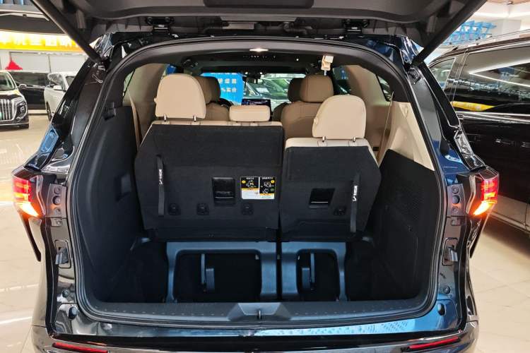 Used Toyota Granvia 2022 2.5L Hybrid Premium Edition