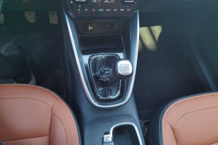 Used Baojun 510 2017 1.5L Manual Luxury Model Gear Lever