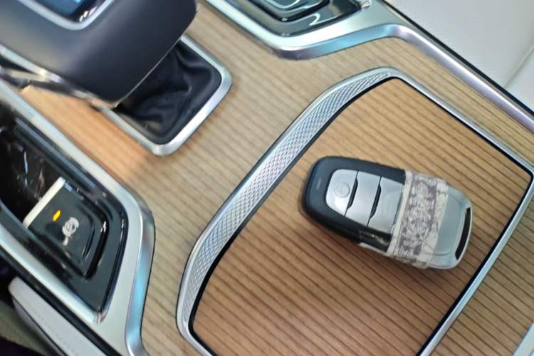 Used Hongqi E-HS9 2022 660 km Range Flagship Edition Four Seats Vehicle Key