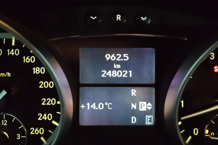 Used Mercedes-Benz R-Class 2011 R 300 L Business Model Odometer Close Up