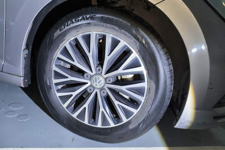 Used Volkswagen Sagitar 2020 280TSI DSG Comfort Version China VI Standard Right Front Wheel Hub