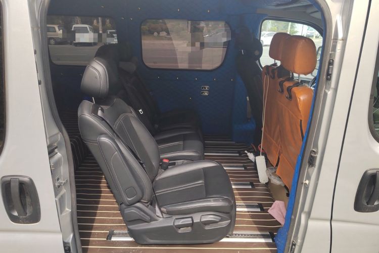 Used Dongfeng Yufeng 2023 V9+ 2.0T Manual Front-Wheel-Drive Multi-Function Mid-Roof Van with 7/8/9 Seats
