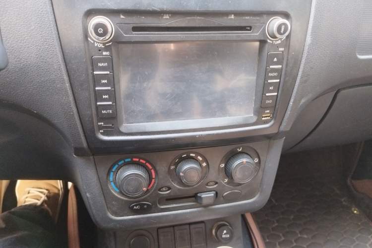 Used Dongfeng Fengon 330 2014 1.5L Manual Utility Version DK15 Audio And AC Panel