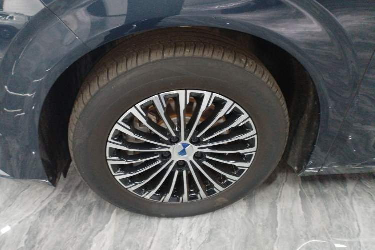 Used Denza D9 2022 DM-i 1040 Prestige Model
