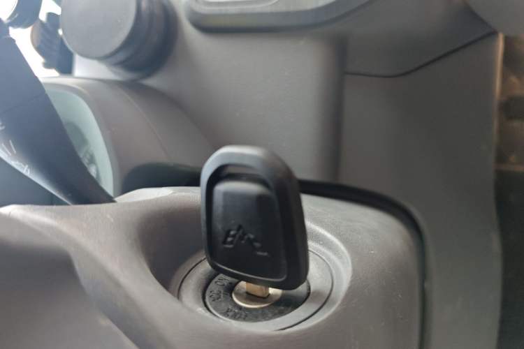 Used Wuling Yangguang 2024 300KM Comfort Version Passenger Van 75kW
