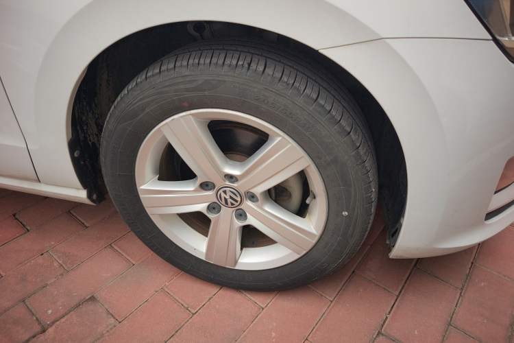 Used Volkswagen Golf Sportsvan 2016 1.6L Manual Comfort Model Right Front Wheel Hub