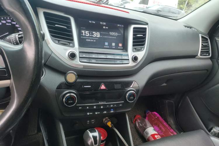 Used Hyundai Tucson 2015 1.6T Dual-Clutch Two-Wheel-Drive Smart Model Audio And AC Panel