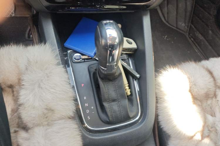 Used Volkswagen Sagitar 2017 230TSI Automatic Comfort Version Gear Lever