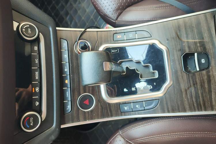 Used Land X7 2015 2.0T Panoramic Prestige Edition Gear Lever