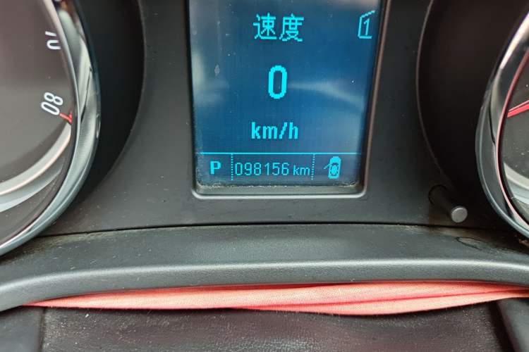 Used Buick Regal 2015 1.6T Leading Technology Model Odometer Close Up