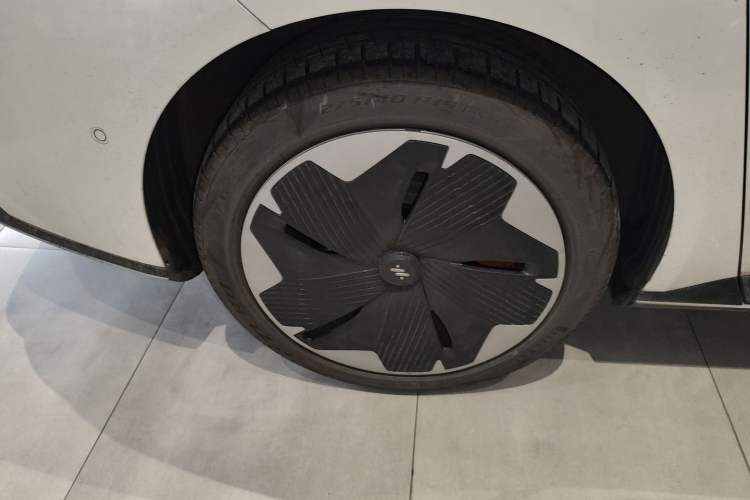 Used IM L7 2022 Dynamic Model Right Rear Wheel Hub