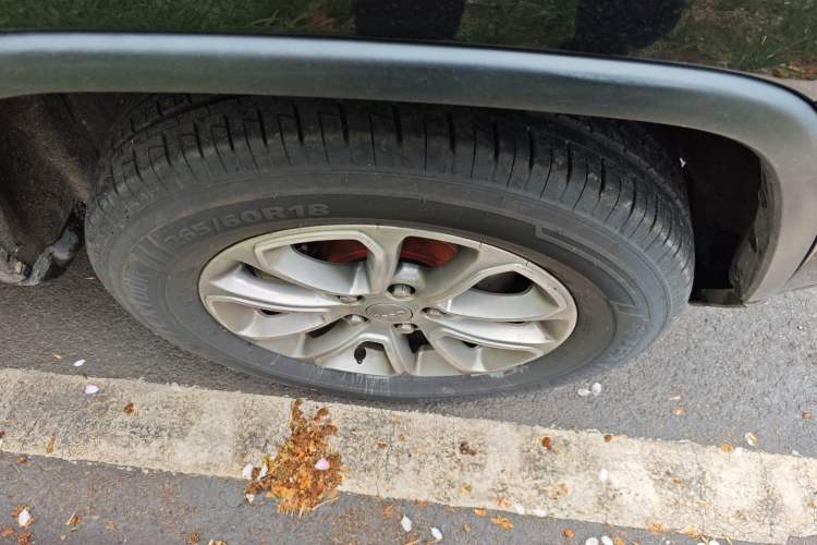 Used Jeep Grand Cherokee 2015 3.0L Comfort Navigation Edition Right Front Wheel Hub