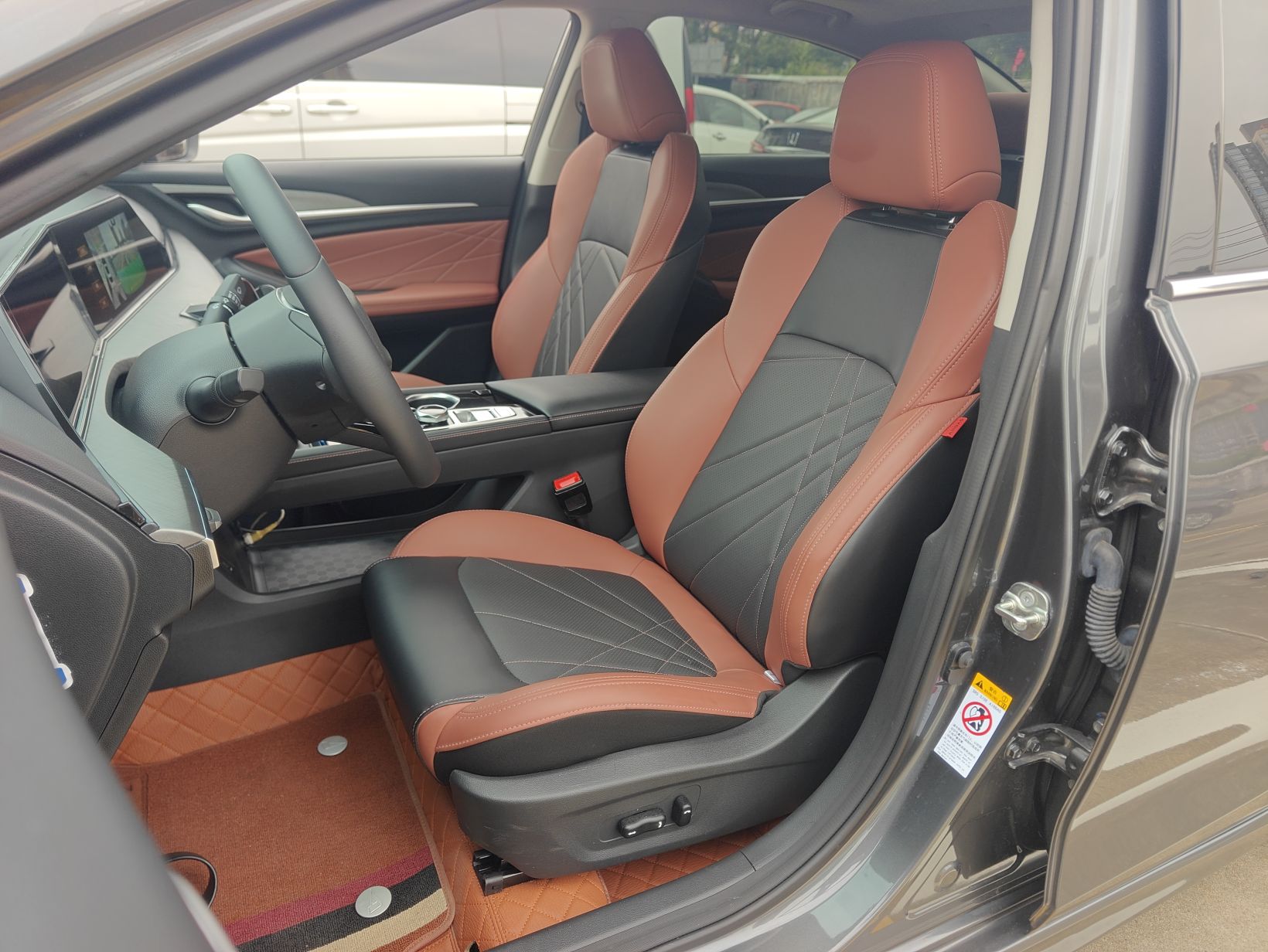 المقاعد الأمامية داخل السيارة