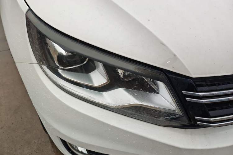 Used Volkswagen Tiguan 2013 1.8 TSI Automatic All-Wheel Drive Luxury Model Right Front Headlight