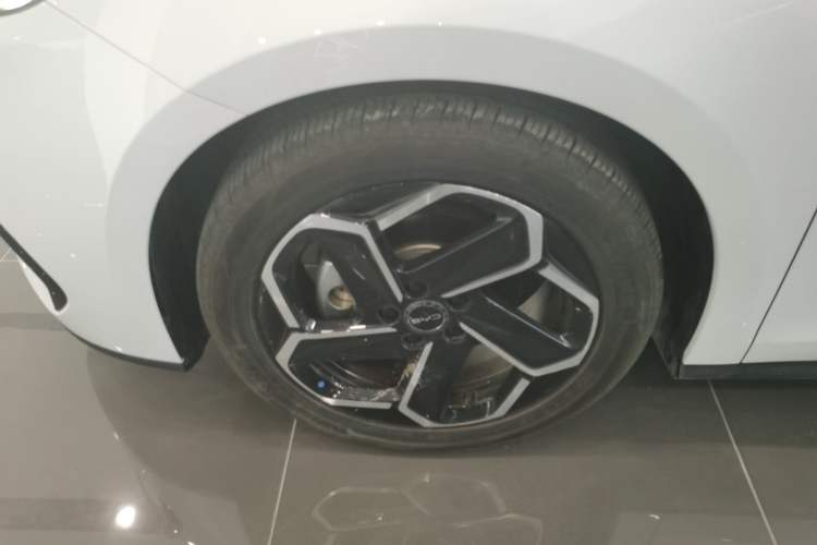 Used BYD Seal 06 New Energy 2024 DM-i 120KM Flagship Model Left Front Wheel Hub
