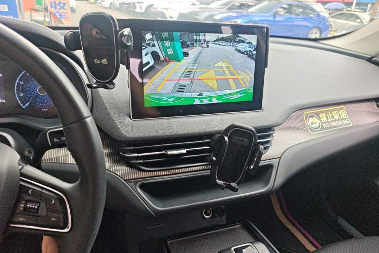 Used Hongqi E-QM5 2023 Revised Version Basic Travel Edition Audio And AC Panel