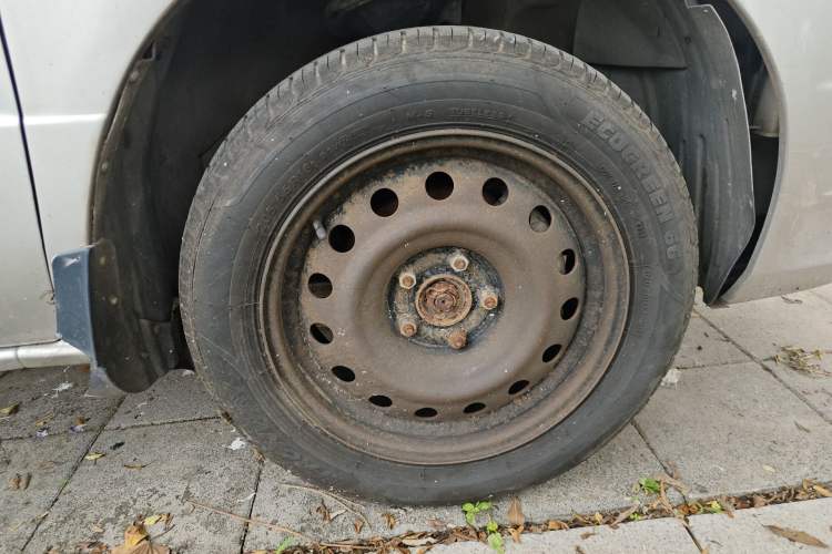 Used Dongfeng Shuaike 2013 Revised Version 1.5L Manual Standard Edition 7 Seats China IV Standard Right Front Wheel Hub