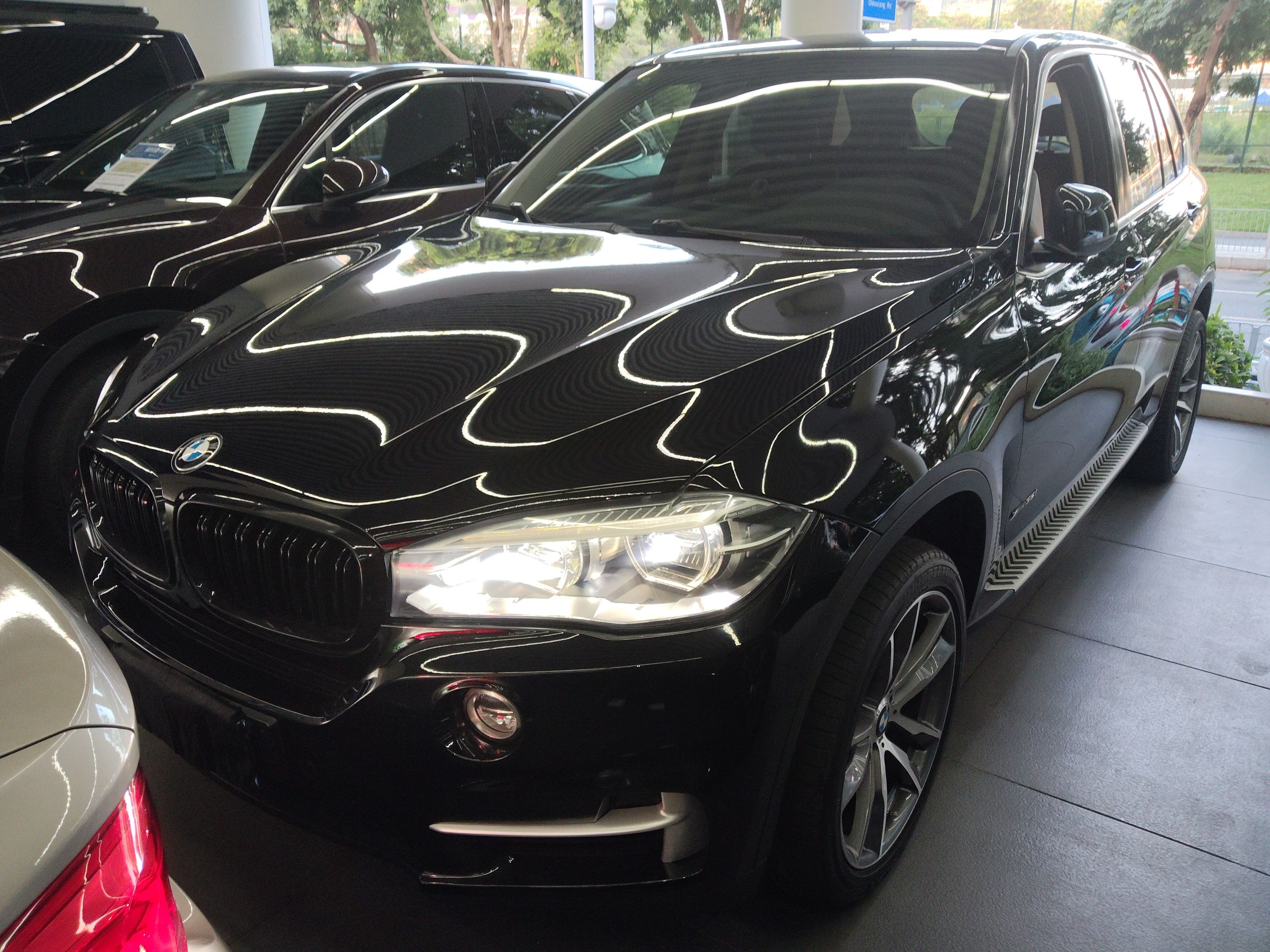 تحت مقدمة السيارة