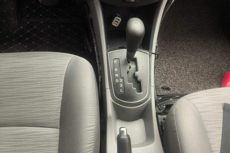 Used Hyundai Verna (older generation) 2014 1.4L Automatic Smart GLS Gear Lever