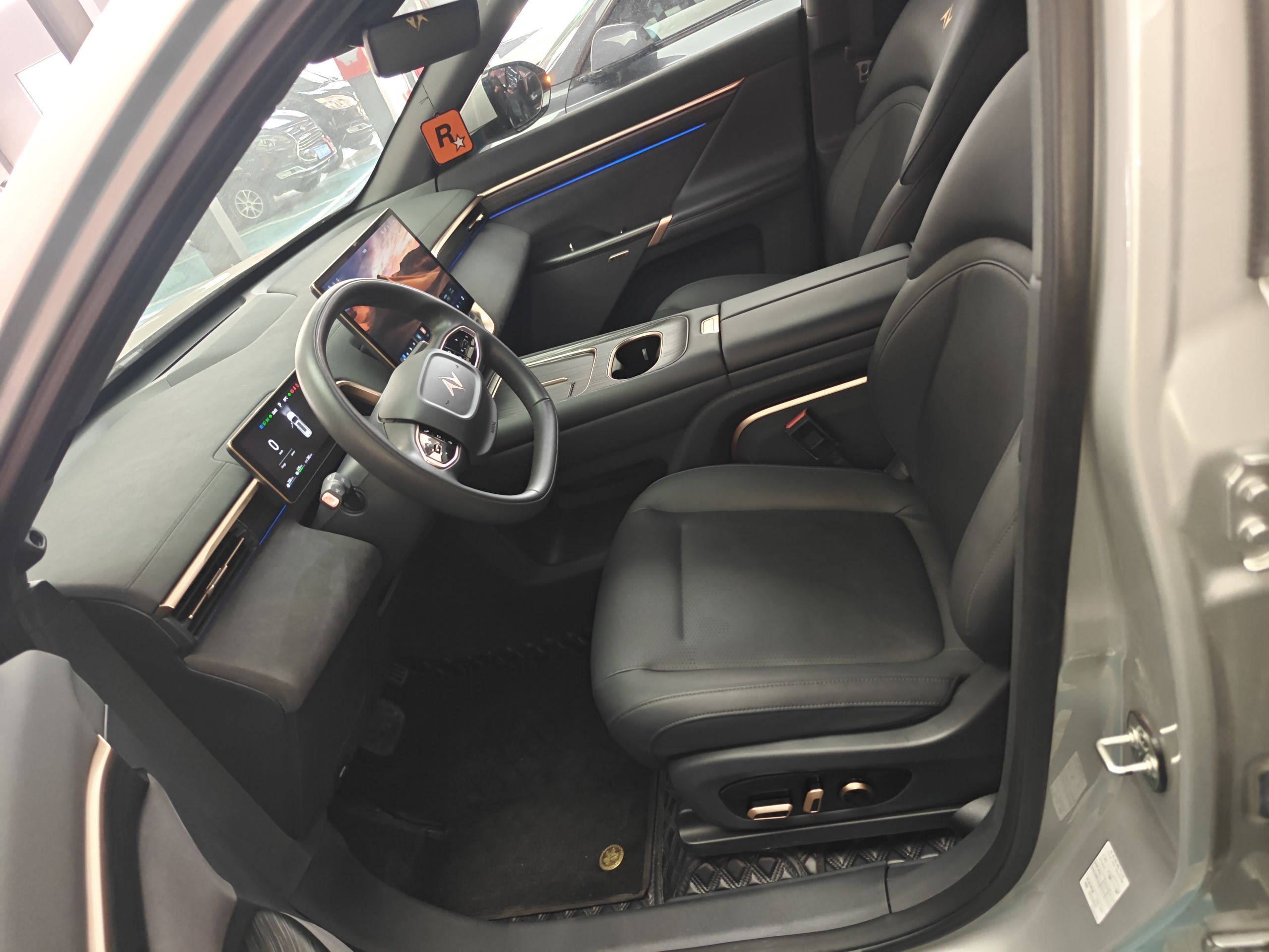 المقاعد الأمامية داخل السيارة