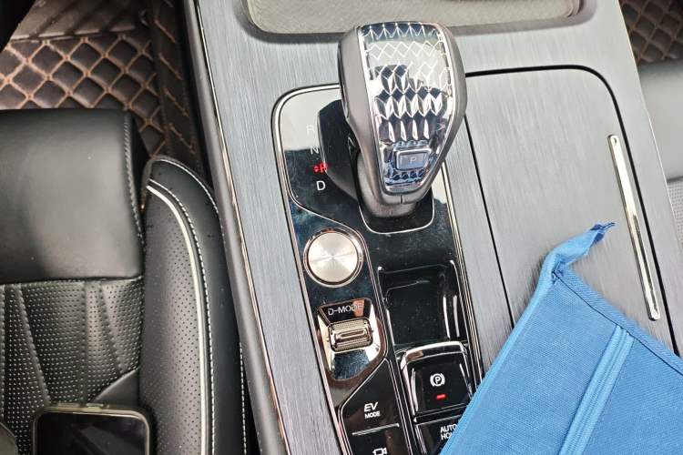 Used GAC Trumpchi GS8 2022 Dual-Engine Series 2.0TM Two-Wheel Drive Prestige Edition (7 Seats) Gear Lever