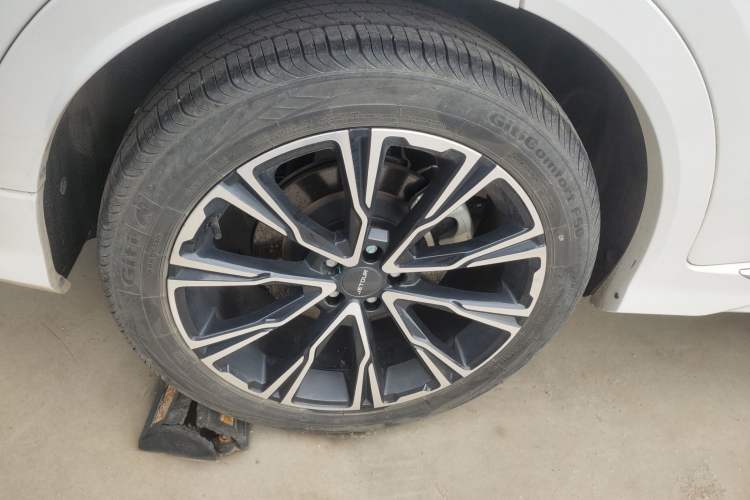 Used JETOUR X70 2023 Zhuge 2.0T DCT Wolong 7-Seater Right Front Wheel Hub