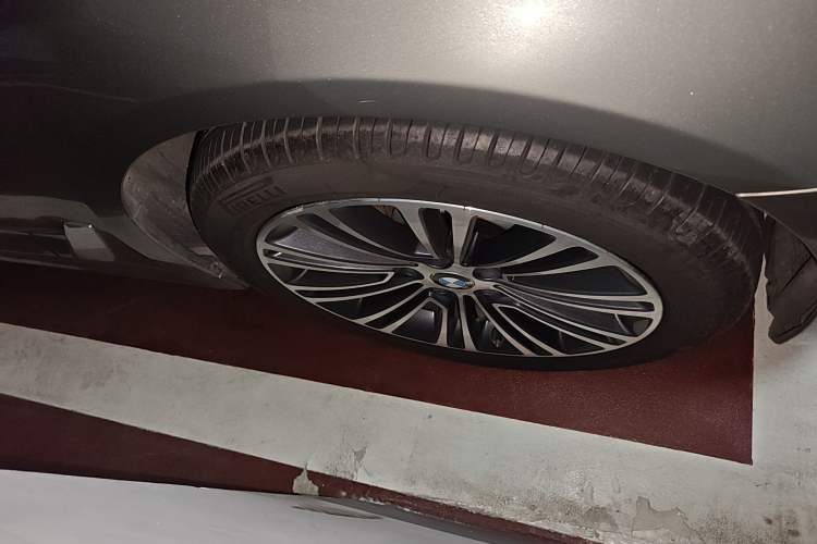 Used BMW 5 Series 2018 Facelifted 530Li Luxury Edition Premium Package Right Front Wheel Hub