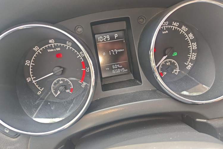 Used Skoda Yeti 2016 1.4TSI DSG Advanced Edition Odometer Close Up